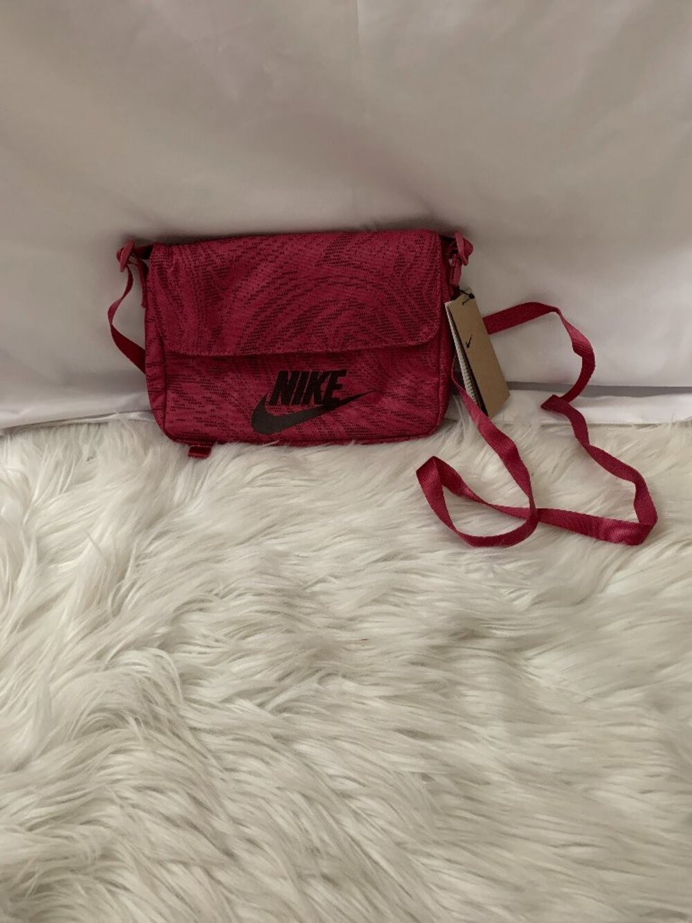 NIKE SPORTSWEAR Futura 365 Crossbody Bag (3L) in Sweet Beet/Burgundy Crush